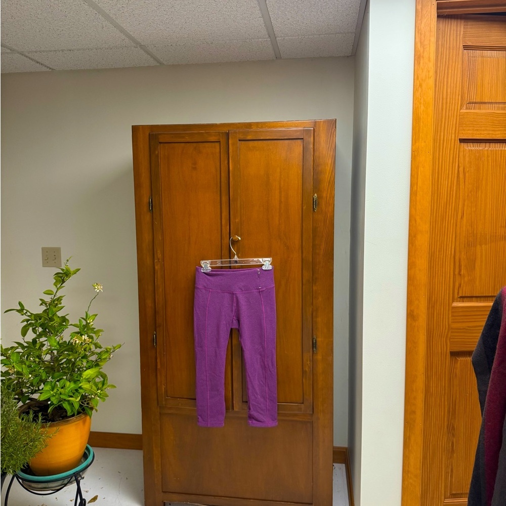 Calia Carrie Underwood purple capri leggings SM zip pocket midrise 18-19 inseam
